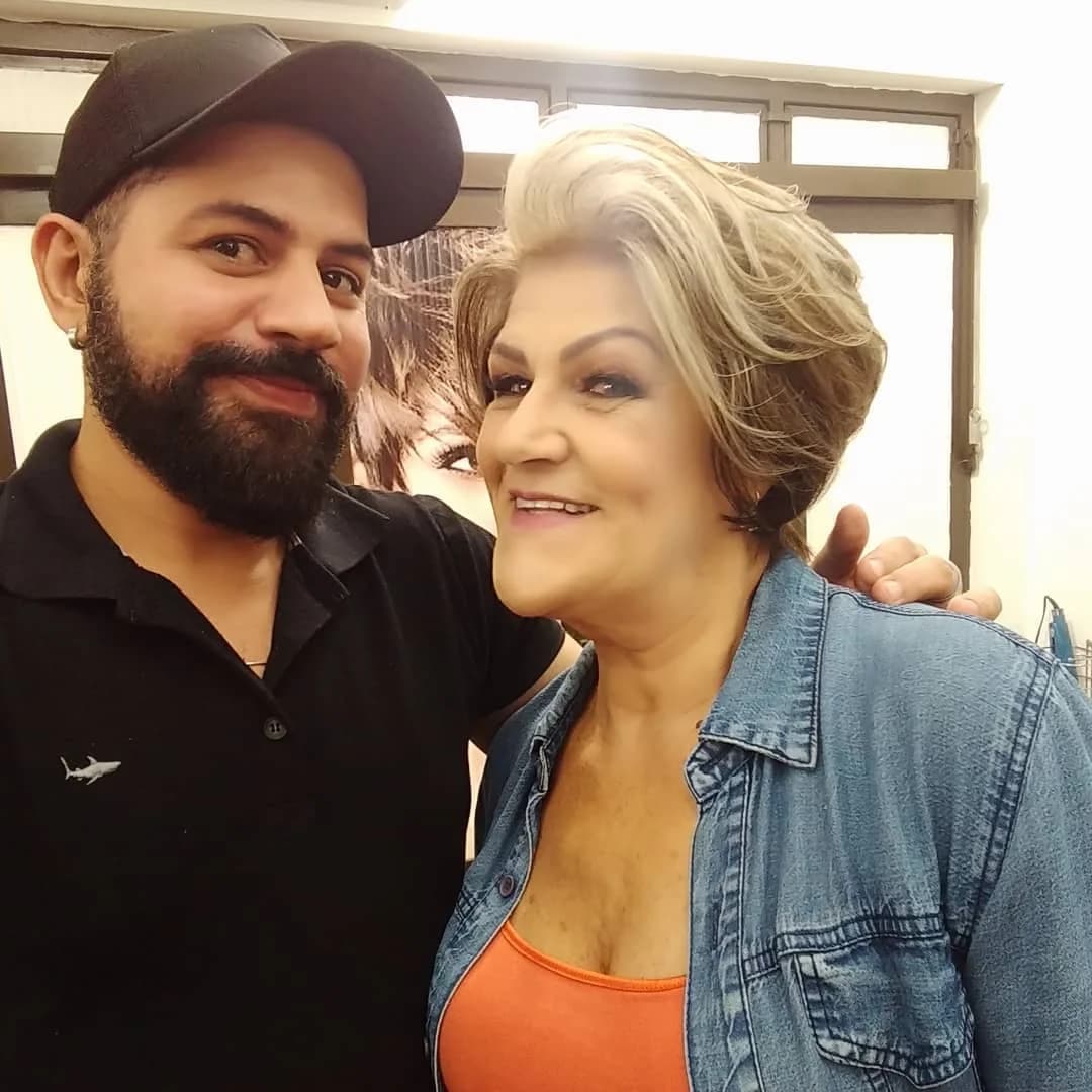 Eduardo ao lado de cliente com corte curto loiro Eduardo ao lado de cliente com corte curto loiro
