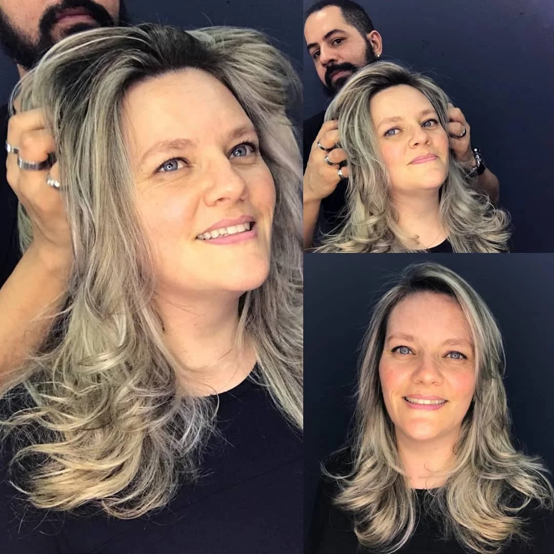 Cliente com cabelo grisalho iluminado ao lado do Eduardo Cliente com cabelo grisalho iluminado ao lado do Eduardo