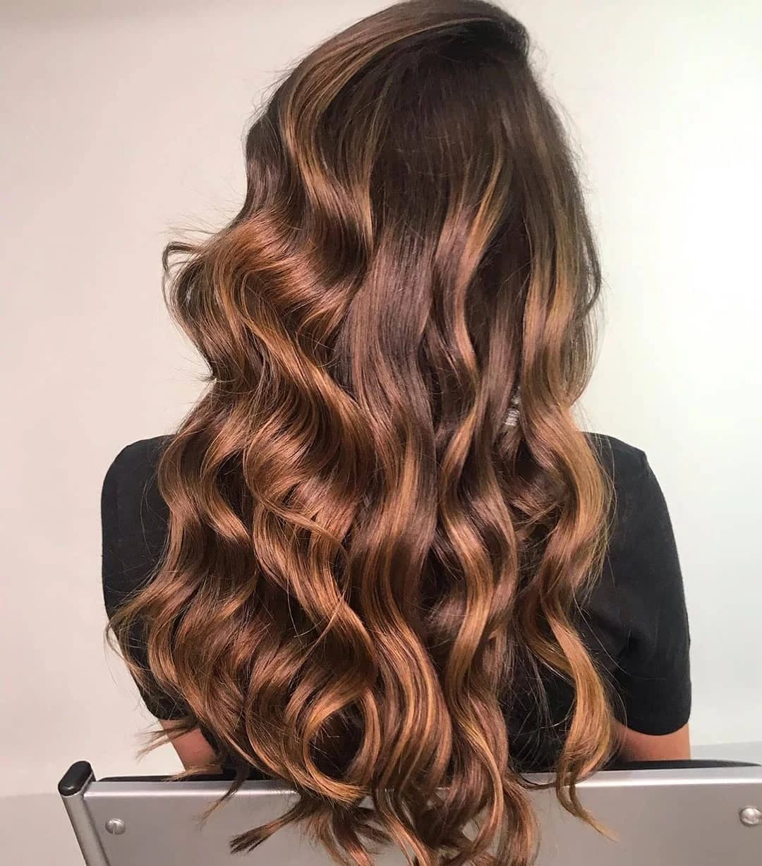 Coloração Cabelo longo cacheado em tom acobreado, visto de costas