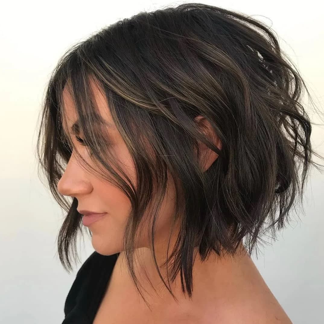 Cortes Corte curto repicado em cabelo castanho, visto de perfil