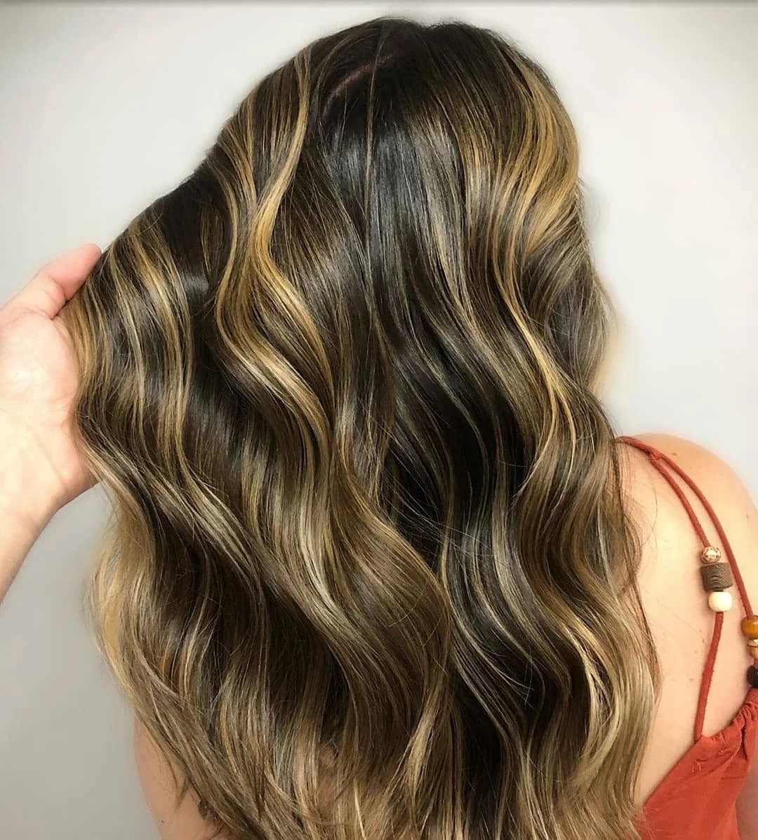 Morena Iluminada Cabelo castanho ondulado com mechas douradas de morena iluminada