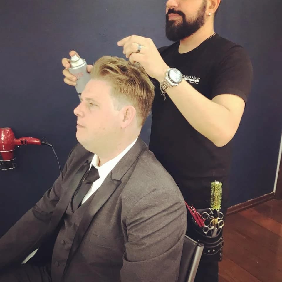 Noivos e Masculino Eduardo finalizando o penteado de um cliente de terno